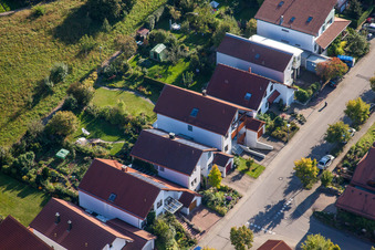 Mozartstr à le quartier Langensteinbach in Karlsbad dans le département Bade-Wurtemberg, Allemagne du point de vue du drone