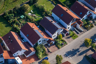 Vue oblique de Mozartstr à le quartier Langensteinbach in Karlsbad dans le département Bade-Wurtemberg, Allemagne