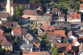 Photographie aérienne de Rue principale à le quartier Langensteinbach in Karlsbad dans le département Bade-Wurtemberg, Allemagne