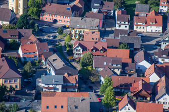 Rue principale à le quartier Langensteinbach in Karlsbad dans le département Bade-Wurtemberg, Allemagne vue d'en haut
