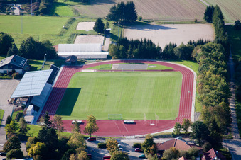 Vue oblique de Ensemble d'installations sportives dans les écoles à le quartier Langensteinbach in Karlsbad dans le département Bade-Wurtemberg, Allemagne