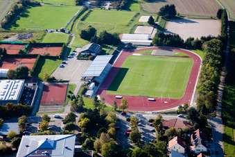 Ensemble d'installations sportives dans les écoles à le quartier Langensteinbach in Karlsbad dans le département Bade-Wurtemberg, Allemagne d'en haut