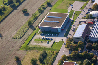 Vue oblique de Ensemble de terrains de sport du TC Langensteinbach et du Gymnase Karlsbad à le quartier Langensteinbach in Karlsbad dans le département Bade-Wurtemberg, Allemagne