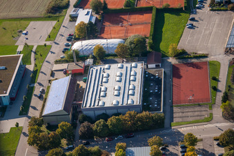 Ensemble de terrains de sport du TC Langensteinbach et du Gymnase Karlsbad à le quartier Langensteinbach in Karlsbad dans le département Bade-Wurtemberg, Allemagne d'en haut