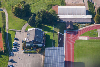 Terrains de sport du SV-1899 eV Langensteinbach à le quartier Langensteinbach in Karlsbad dans le département Bade-Wurtemberg, Allemagne vu d'un drone
