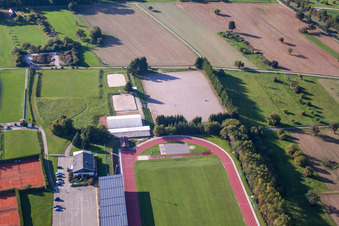 Vue aérienne de Terrains de sport du SV-1899 eV Langensteinbach à le quartier Langensteinbach in Karlsbad dans le département Bade-Wurtemberg, Allemagne