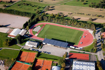 Ensemble d'installations sportives dans les écoles à le quartier Langensteinbach in Karlsbad dans le département Bade-Wurtemberg, Allemagne hors des airs