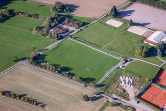 Vue oblique de Terrains de sport du SV-1899 eV Langensteinbach à le quartier Langensteinbach in Karlsbad dans le département Bade-Wurtemberg, Allemagne