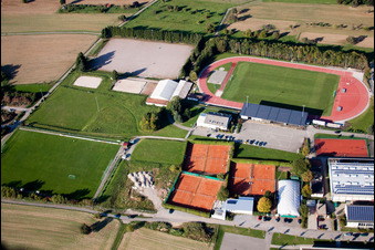 Ensemble d'installations sportives dans les écoles à le quartier Langensteinbach in Karlsbad dans le département Bade-Wurtemberg, Allemagne vue d'en haut