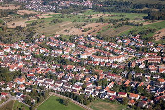 Vue aérienne de Dans les jardins Schneider à le quartier Langensteinbach in Karlsbad dans le département Bade-Wurtemberg, Allemagne