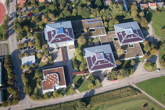 Vue aérienne de Bâtiment scolaire du Gymnase Karlsbad à le quartier Langensteinbach in Karlsbad dans le département Bade-Wurtemberg, Allemagne