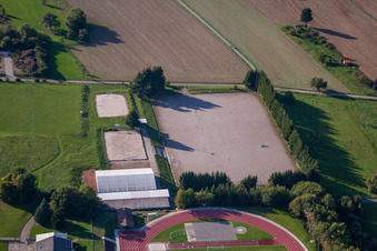 Terrains de sport du SV-1899 eV Langensteinbach à le quartier Langensteinbach in Karlsbad dans le département Bade-Wurtemberg, Allemagne depuis l'avion