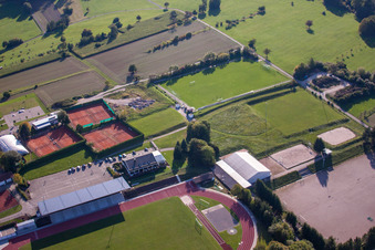 Enregistrement par drone de Terrains de sport du SV-1899 eV Langensteinbach à le quartier Langensteinbach in Karlsbad dans le département Bade-Wurtemberg, Allemagne