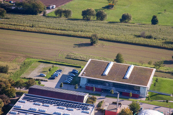 Terrains de sport du SV-1899 eV Langensteinbach à le quartier Langensteinbach in Karlsbad dans le département Bade-Wurtemberg, Allemagne du point de vue du drone