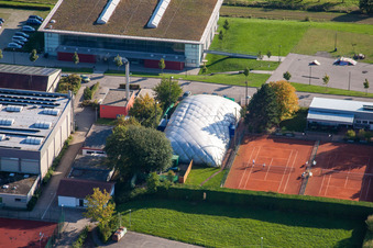 Terrains de sport du SV-1899 eV Langensteinbach à le quartier Langensteinbach in Karlsbad dans le département Bade-Wurtemberg, Allemagne d'un drone