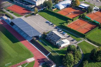Terrains de sport du SV-1899 eV Langensteinbach à le quartier Langensteinbach in Karlsbad dans le département Bade-Wurtemberg, Allemagne vu d'un drone