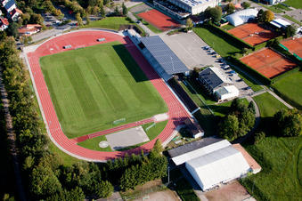 Ensemble d'installations sportives dans les écoles à le quartier Langensteinbach in Karlsbad dans le département Bade-Wurtemberg, Allemagne depuis l'avion