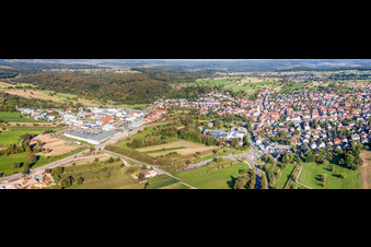 Vue aérienne de Panorama - Vue en perspective des rues et des maisons des quartiers résidentiels à le quartier Langensteinbach in Karlsbad dans le département Bade-Wurtemberg, Allemagne