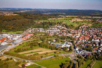 Vue aérienne de De l'ouest à le quartier Langensteinbach in Karlsbad dans le département Bade-Wurtemberg, Allemagne