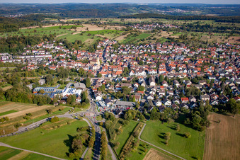 Vue aérienne de De l'ouest à le quartier Langensteinbach in Karlsbad dans le département Bade-Wurtemberg, Allemagne