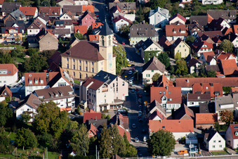 Vue oblique de Rue principale à le quartier Langensteinbach in Karlsbad dans le département Bade-Wurtemberg, Allemagne