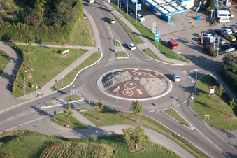Vue aérienne de Rond-point de l'Ettlinger Straße à le quartier Langensteinbach in Karlsbad dans le département Bade-Wurtemberg, Allemagne