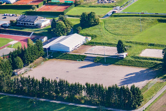 Terrains de sport du SV-1899 eV Langensteinbach à le quartier Langensteinbach in Karlsbad dans le département Bade-Wurtemberg, Allemagne hors des airs