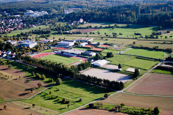 Vue oblique de Terrains de sport du SV-Langensteinbach à le quartier Langensteinbach in Karlsbad dans le département Bade-Wurtemberg, Allemagne
