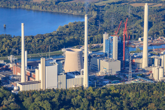 Centrale électrique à vapeur du port du Rhin ENBW à le quartier Daxlanden in Karlsruhe dans le département Bade-Wurtemberg, Allemagne du point de vue du drone