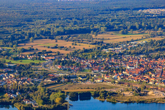 Vue aérienne de Vue de la ville derrière le lac Schauffele à Wörth am Rhein dans le département Rhénanie-Palatinat, Allemagne