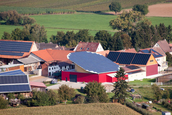 Vue oblique de Système photovoltaïque rotatif sur une écurie à le quartier Deutschhof in Kapellen-Drusweiler dans le département Rhénanie-Palatinat, Allemagne