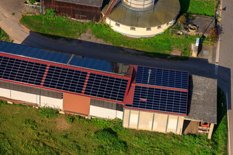 Vue aérienne de Installations photovoltaïques chez Weinhaus Schowalter à le quartier Deutschhof in Kapellen-Drusweiler dans le département Rhénanie-Palatinat, Allemagne