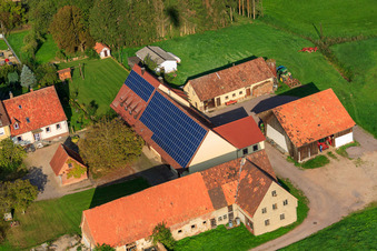 Vue aérienne de Installations photovoltaïques chez Weinhaus Schowalter à le quartier Deutschhof in Kapellen-Drusweiler dans le département Rhénanie-Palatinat, Allemagne