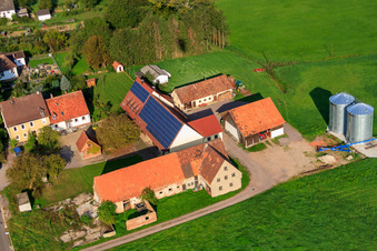 Photographie aérienne de Installations photovoltaïques chez Weinhaus Schowalter à le quartier Deutschhof in Kapellen-Drusweiler dans le département Rhénanie-Palatinat, Allemagne