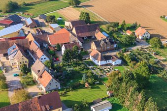 Vue aérienne de Cimetière de la Congrégation Mennonite Deutschhof (Église évangélique libre) à le quartier Deutschhof in Kapellen-Drusweiler dans le département Rhénanie-Palatinat, Allemagne