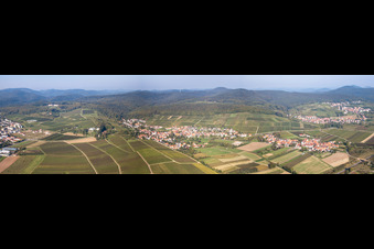 Vue aérienne de Perspective panoramique du paysage forestier et montagneux de la forêt du Palatinat / Haardtrand à le quartier Pleisweiler in Pleisweiler-Oberhofen dans le département Rhénanie-Palatinat, Allemagne