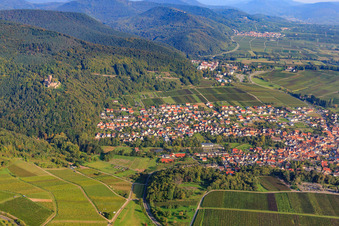 Vue aérienne de Village viticole au pied des ruines du château de Landeck à Klingenmünster dans le département Rhénanie-Palatinat, Allemagne