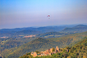 Vue aérienne de Parapente au-dessus du Madenburg à Eschbach dans le département Rhénanie-Palatinat, Allemagne