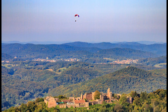 Vue aérienne de Parapente au-dessus du Madenburg à Eschbach dans le département Rhénanie-Palatinat, Allemagne