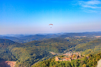 Photographie aérienne de Parapente au-dessus du Madenburg à Eschbach dans le département Rhénanie-Palatinat, Allemagne