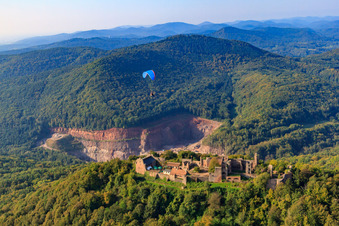 Vue oblique de Parapente au-dessus du Madenburg à Eschbach dans le département Rhénanie-Palatinat, Allemagne