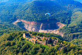 Parapente au-dessus du Madenburg à Eschbach dans le département Rhénanie-Palatinat, Allemagne d'en haut