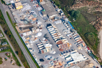 Entreprise de gravier de jardin, Badische Terrazzo Handelsgesellschaft mbH Huttenheimer Landstraße 2-6 à le quartier Neudorf in Graben-Neudorf dans le département Bade-Wurtemberg, Allemagne du point de vue du drone