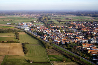 Vue aérienne de Rue de la gare à Rülzheim dans le département Rhénanie-Palatinat, Allemagne
