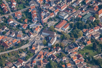 Vue aérienne de Rond-point de la Huttenstraße près de l'école primaire à le quartier Bad Langenbrücken in Bad Schönborn dans le département Bade-Wurtemberg, Allemagne