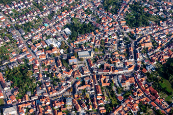 Vue aérienne de Église dans le vieux centre-ville à Östringen dans le département Bade-Wurtemberg, Allemagne