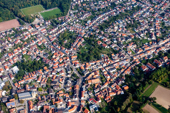 Vue aérienne de Vue des rues et des maisons dans les quartiers résidentiels à Östringen dans le département Bade-Wurtemberg, Allemagne