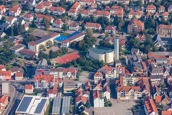 Vue aérienne de L'école Theodor-Heuss et l'église à Sinsheim dans le département Bade-Wurtemberg, Allemagne