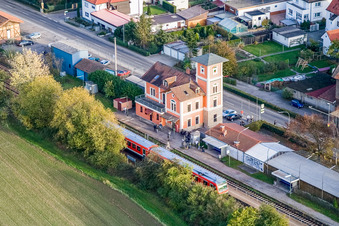 Vue aérienne de Bâtiment de la gare et voies de la station S-Bahn Rülzheim à Rülzheim dans le département Rhénanie-Palatinat, Allemagne