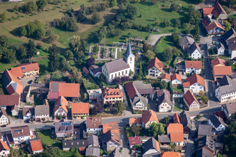 Vue aérienne de Église Saint-Laurent à le quartier Adersbach in Sinsheim dans le département Bade-Wurtemberg, Allemagne